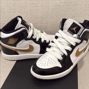 Jordan 1 Mid Black/Metallic Gold